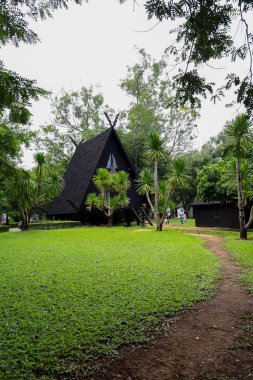 Chiang Rai, Tayland-28 Temmuz 2020: Baandam müzesindeki büyük ahşap ev Chiang Rai 'deki ünlü bir müzedir.