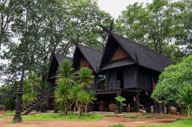 Chiang Rai, Tayland-28 Temmuz 2020: Baandam müzesindeki büyük ahşap ev Chiang Rai 'deki ünlü bir müzedir.