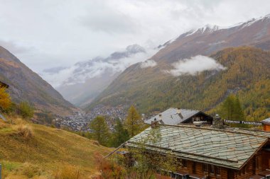 Zermatt, İsviçre-21 Ekim 2019: Sonbaharda ve yağmurlu bir günde Furi teleferik istasyonundaki Eski Bina 'nın görüntüsü. Fury Köyü, Zermatt, İsviçre.