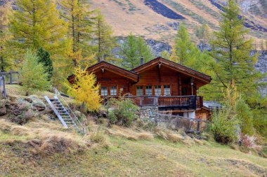 Zermatt, İsviçre-21 Ekim 2019: Sonbaharda ve yağmurlu bir günde Furi teleferik istasyonundaki Eski Bina 'nın görüntüsü. Fury Köyü, Zermatt, İsviçre.
