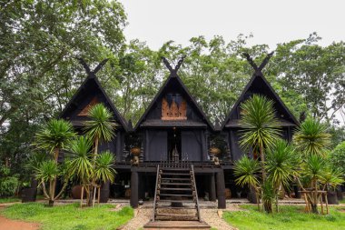Chiang Rai, Tayland-28 Temmuz 2020: Baandam müzesindeki büyük ahşap ev Chiang Rai 'deki ünlü bir müzedir.