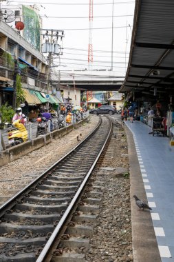Bangkok, Tayland-4 Temmuz 2020: Talat Phlu tren istasyonu Bangkok 'ta sokak yemekleri yakınında meşhurdur 