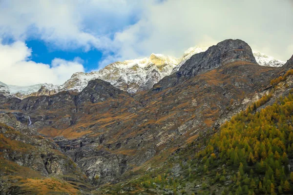 秋のアルプスの山の眺めは山頂に雪が積もっている — ストック写真
