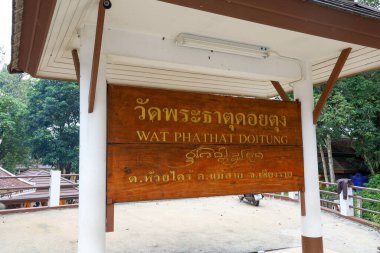 Chiang rai, Tayland: 27 Temmuz 2020: Wat Phra 'da Doi-Tung' un Tayland 'ın Chiang rai şehrinde ünlü olduğuna dair tahta tabela