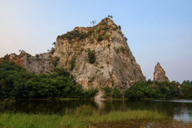 Kaya dağı ve doğa manzarası Tayland 'da Koh Yılan' a park