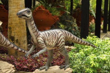 Pattaya, Tayland-4 Eylül 2020: Dinazor heykeli Nong Nooch Tropik Botanik Bahçesi 'ndeki gökyüzü bahçesinde güzel