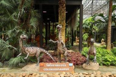 Pattaya, Tayland-4 Eylül 2020: Dinazor heykeli Nong Nooch Tropik Botanik Bahçesi 'ndeki gökyüzü bahçesinde güzel