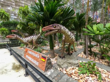 Pattaya, Tayland-4 Eylül 2020: Dinazor heykeli Nong Nooch Tropik Botanik Bahçesi 'ndeki gökyüzü bahçesinde güzel