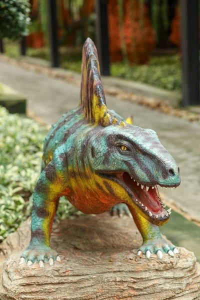 Pattaya, Tayland-4 Eylül 2020: Dinazor heykeli Nong Nooch Tropik Botanik Bahçesi 'ndeki gökyüzü bahçesinde güzel