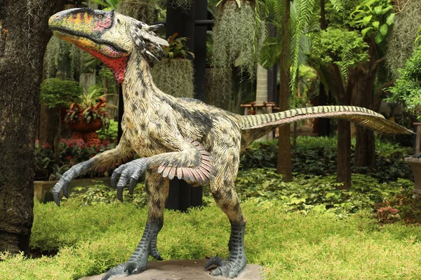 Pattaya, Tayland-4 Eylül 2020: Dinazor heykeli Nong Nooch Tropik Botanik Bahçesi 'ndeki gökyüzü bahçesinde güzel