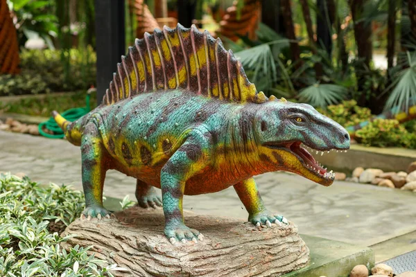 Pattaya, Tayland-4 Eylül 2020: Dinazor heykeli Nong Nooch Tropik Botanik Bahçesi 'ndeki gökyüzü bahçesinde güzel