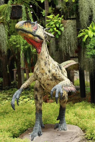 Pattaya, Tayland-4 Eylül 2020: Dinazor heykeli Nong Nooch Tropik Botanik Bahçesi 'ndeki gökyüzü bahçesinde güzel