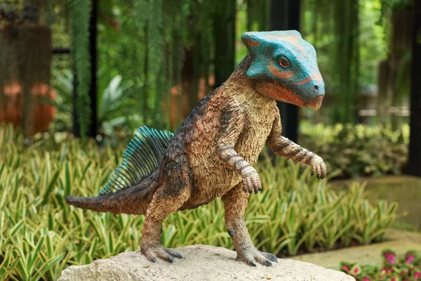 Pattaya, Tayland-4 Eylül 2020: Dinazor heykeli Nong Nooch Tropik Botanik Bahçesi 'ndeki gökyüzü bahçesinde güzel