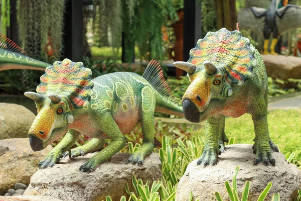 Pattaya, Tayland-4 Eylül 2020: Dinazor heykeli Nong Nooch Tropik Botanik Bahçesi 'ndeki gökyüzü bahçesinde güzel