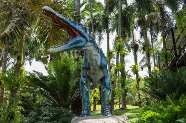 Pattaya, Tayland-4 Eylül 2020: Nong Nooch Tropik Botanik Bahçesi 'ndeki dinozor heykeli çok güzel