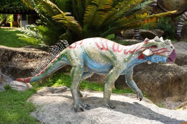 Pattaya, Tayland-4 Eylül 2020: Nong Nooch Tropik Botanik Bahçesi 'ndeki dinozor heykeli çok güzel