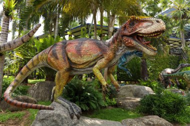 Pattaya, Tayland-4 Eylül 2020: Nong Nooch Tropik Botanik Bahçesi 'ndeki dinozor heykeli çok güzel