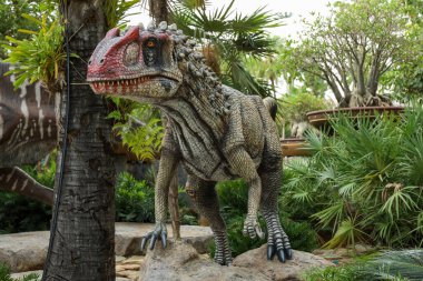 Pattaya, Tayland-4 Eylül 2020: Nong Nooch Tropik Botanik Bahçesi 'ndeki dinozor heykeli çok güzel