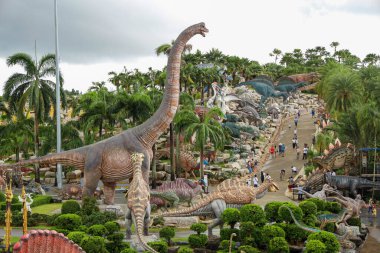 Pattaya, Tayland-4 Eylül 2020: Nong Nooch Tropik Botanik Bahçesi 'ndeki dinozor heykeli çok güzel