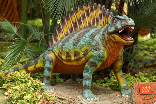 Pattaya, Tayland-4 Eylül 2020: Nong Nooch Tropik Botanik Bahçesi 'ndeki dinozor heykeli çok güzel
