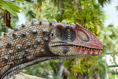Pattaya, Tayland-4 Eylül 2020: Nong Nooch Tropik Botanik Bahçesi 'ndeki dinozor heykeli çok güzel
