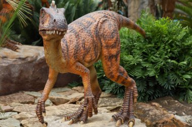 Pattaya, Tayland-4 Eylül 2020: Nong Nooch Tropik Botanik Bahçesi 'ndeki dinozor heykeli çok güzel