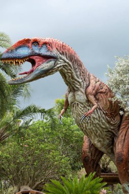 Pattaya, Tayland-4 Eylül 2020: Nong Nooch Tropik Botanik Bahçesi 'ndeki dinozor heykeli çok güzel