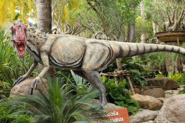 Pattaya, Tayland-4 Eylül 2020: Nong Nooch Tropik Botanik Bahçesi 'ndeki dinozor heykeli çok güzel