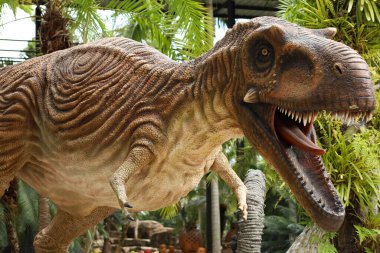 Pattaya, Tayland-4 Eylül 2020: Nong Nooch Tropik Botanik Bahçesi 'ndeki dinozor heykeli çok güzel
