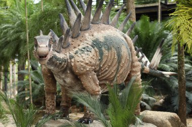 Pattaya, Tayland-4 Eylül 2020: Nong Nooch Tropik Botanik Bahçesi 'ndeki dinozor heykeli çok güzel