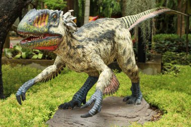 Pattaya, Tayland-4 Eylül 2020: Nong Nooch Tropik Botanik Bahçesi 'ndeki dinozor heykeli çok güzel