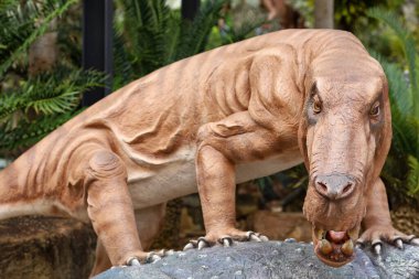 Pattaya, Tayland-4 Eylül 2020: Nong Nooch Tropik Botanik Bahçesi 'ndeki dinozor heykeli çok güzel