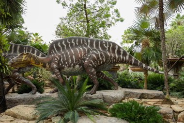 Pattaya, Tayland-4 Eylül 2020: Nong Nooch Tropik Botanik Bahçesi 'ndeki dinozor heykeli çok güzel