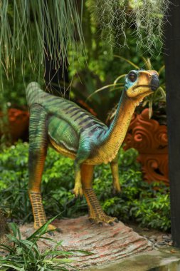 Pattaya, Tayland-4 Eylül 2020: Nong Nooch Tropik Botanik Bahçesi 'ndeki dinozor heykeli çok güzel