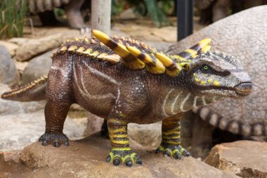 Pattaya, Tayland-4 Eylül 2020: Nong Nooch Tropik Botanik Bahçesi 'ndeki dinozor heykeli çok güzel