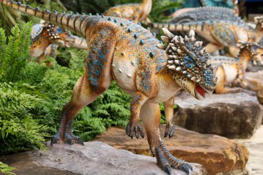 Pattaya, Tayland-4 Eylül 2020: Nong Nooch Tropik Botanik Bahçesi 'ndeki dinozor heykeli çok güzel