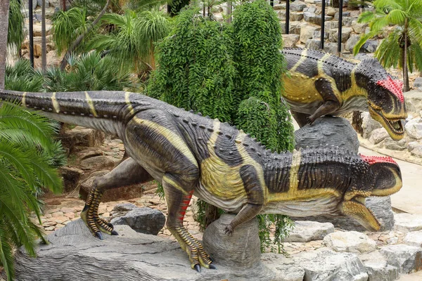 Pattaya, Tayland-4 Eylül 2020: Nong Nooch Tropik Botanik Bahçesi 'ndeki dinozor heykeli çok güzel