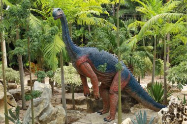 Pattaya, Tayland-4 Eylül 2020: Nong Nooch Tropik Botanik Bahçesi 'ndeki dinozor heykeli çok güzel