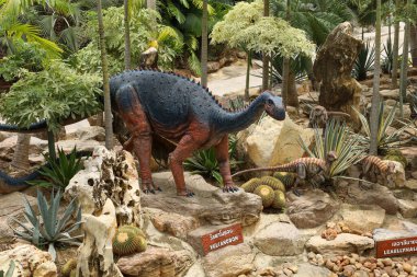 Pattaya, Tayland-4 Eylül 2020: Nong Nooch Tropik Botanik Bahçesi 'ndeki dinozor heykeli çok güzel
