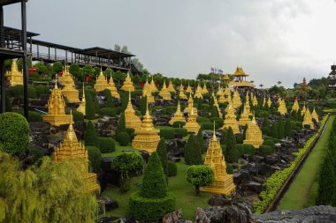 Pattaya, Tayland-4 Eylül 2020: Bahçe manzarası Nong Nooch Tropikal Botanik Bahçesi 'nde güzeldir