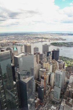 NEW YORK, USA- 18 Haziran 2018: New York 'ta bir dünya ticaret binasından gökyüzü manzarası.
