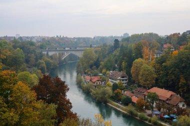 Bern, İsviçre-23 Ekim 2019: Nehir manzarası ve sonbahar mevsiminde eski köprü, Bern 'den güzel bir doğa.