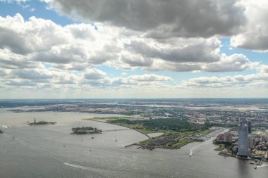 NEW YORK, ABD - 18 Haziran 2018: New York 'taki nehir ve binanın havadan görünüşü.
