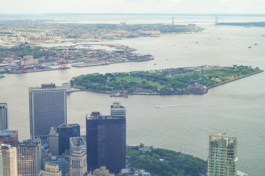 NEW YORK, ABD - 18 Haziran 2018: New York 'taki nehir ve binanın havadan görünüşü.