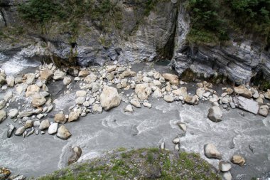Tayvan 'daki yağmur fırtınasından sonra Taroko Milli Parkı' ndaki karanlık nehir..