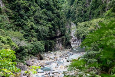 Hualien, Tayvan 'daki Taroko Ulusal Parkı' ndaki mavi su nehri manzarası.