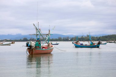 Denizde küçük bir tekne durağı.