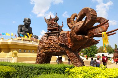 Hua Hin, THAILAND - 25 Ocak 2020: Wat Huay Mongkol Tapınağındaki Büyük Buda Heykeli Tayland 'ın ünlü simgesi.