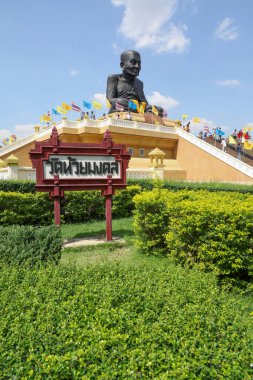 Hua Hin, THAILAND - 25 Ocak 2020: Wat Huay Mongkol Tapınağındaki Büyük Buda Heykeli Tayland 'ın ünlü simgesi.