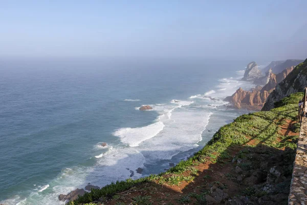 Cabo da Roca 'nın manzarası Portekiz' in simgesidir.